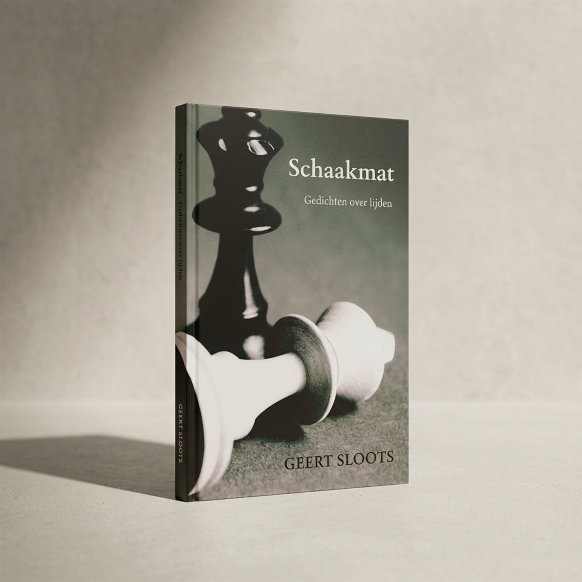 Poëziebundel Schaakmat liggend in rustige, warme setting