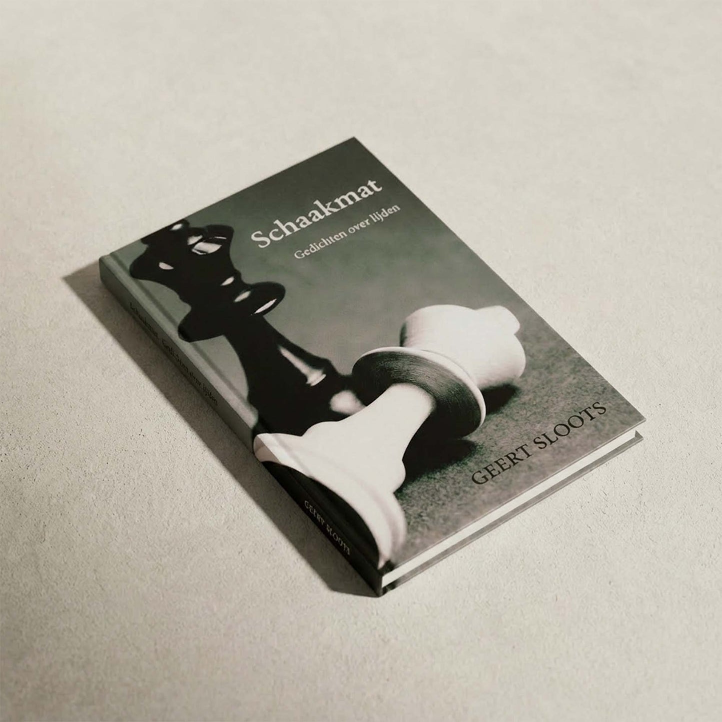 Binnenzijde van poëziebundel Schaakmat met kleurrijk binnenwerk