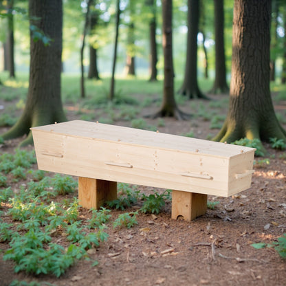 Vurenhouten uitvaartkist met houten pen- en gatverbindingen, geplaatst in een serene bosrijke omgeving met zacht ochtendlicht en groene ondergroei.