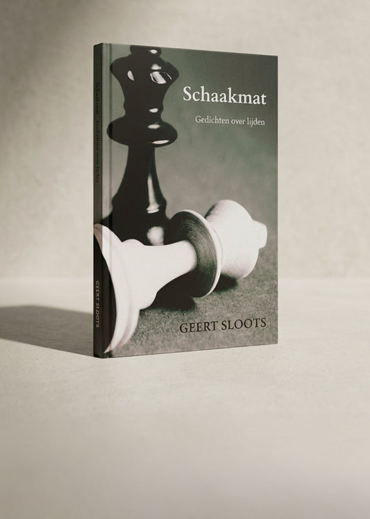 Hardcover poëziebundel Schaakmat van Geert Sloots, over rouw, liefde en leven