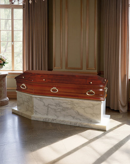 Uitvaartkist Heavenly Crystal – luxe mahoniehouten uitvaartkist met hoogglans afwerking, klassieke bronzen grepen en zacht satijnen interieur

