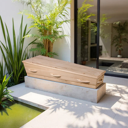 Uitvaartkist Opal’s Touch van wild eikenhout met katoenen interieur, geplaatst in een serene moderne patio met groen en daglicht